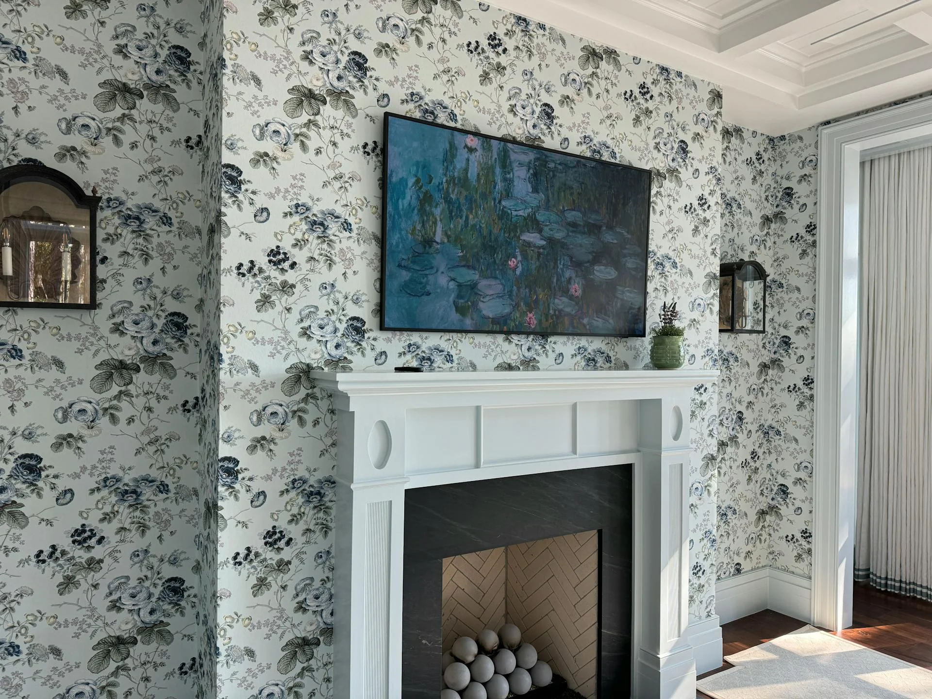 Luxury estate in Tacoma with elegant wallpaper